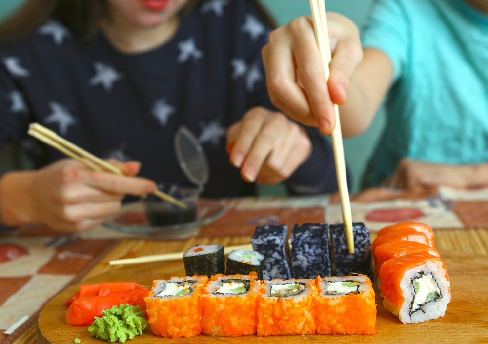 Teen,Siblings,Boy,And,Girl,Kids,With,Sushi,Rolls,Avocado